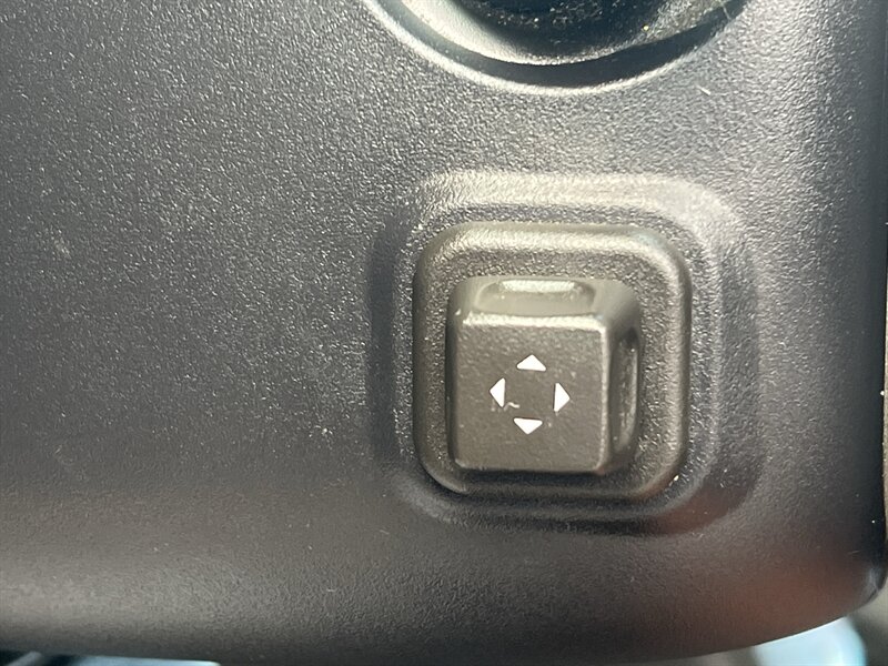 2017 Cadillac Escalade Luxury EcoTec3 6.2L V8 420hp 460ft, 4X4, Tow Hitch , 7 Seats, Leather Interior, Heat & Cool Seats, Moonroof, Parking Sensors, Navigation, Heads Up Display, Backup Camera, Rearview Mirror Cam, Running Boards. - Photo 26 - Milwaukie, OR 97267