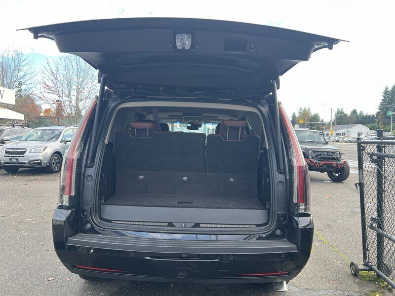 2017 Cadillac Escalade Luxury EcoTec3 6.2L V8 420hp, 4X4, Tow Hitch , 7 Seats, Leather Interior, Heat & Cool Seats, Moonroof, Parking Sensors, Navigation, Heads Up Display, Backup Camera, Rearview Mirror Cam, Running Boards. - Photo 9 - Milwaukie, OR 97267
