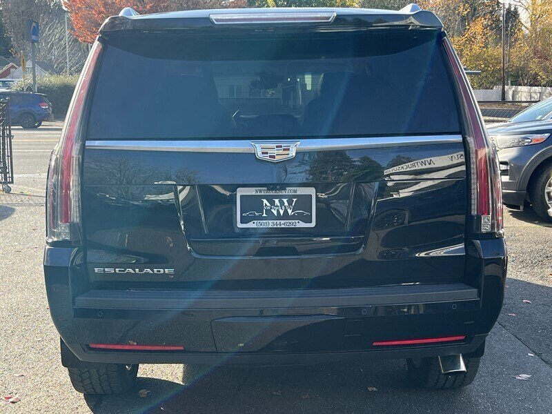 2017 Cadillac Escalade Luxury EcoTec3 6.2L V8 420hp, 4X4, Tow Hitch , 7 Seats, Leather Interior, Heat & Cool Seats, Moonroof, Parking Sensors, Navigation, Heads Up Display, Backup Camera, Rearview Mirror Cam, Running Boards. - Photo 8 - Milwaukie, OR 97267