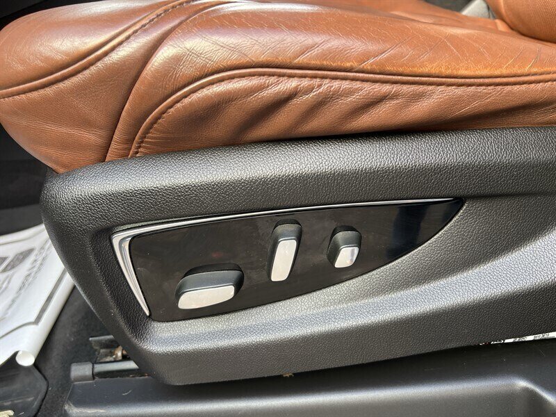 2017 Cadillac Escalade Luxury EcoTec3 6.2L V8 420hp, 4X4, Tow Hitch , 7 Seats, Leather Interior, Heat & Cool Seats, Moonroof, Parking Sensors, Navigation, Heads Up Display, Backup Camera, Rearview Mirror Cam, Running Boards. - Photo 18 - Milwaukie, OR 97267