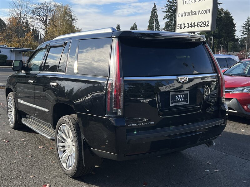 2017 Cadillac Escalade Luxury EcoTec3 6.2L V8 420hp 460ft, 4X4, Tow Hitch , 7 Seats, Leather Interior, Heat & Cool Seats, Moonroof, Parking Sensors, Navigation, Heads Up Display, Backup Camera, Rearview Mirror Cam, Running Boards. - Photo 6 - Milwaukie, OR 97267