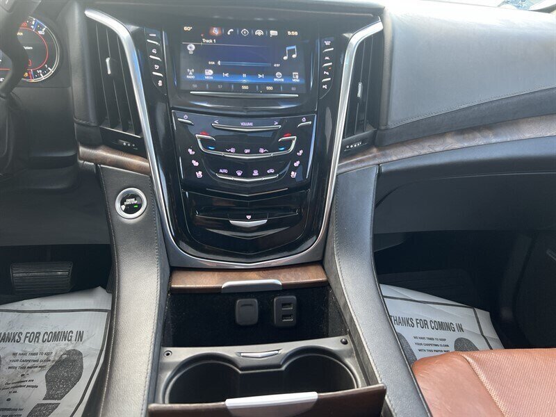 2017 Cadillac Escalade Luxury EcoTec3 6.2L V8 420hp, 4X4, Tow Hitch , 7 Seats, Leather Interior, Heat & Cool Seats, Moonroof, Parking Sensors, Navigation, Heads Up Display, Backup Camera, Rearview Mirror Cam, Running Boards. - Photo 31 - Milwaukie, OR 97267