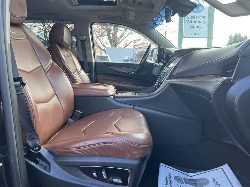 2017 Cadillac Escalade Luxury EcoTec3 6.2L V8 420hp, 4X4, Tow Hitch , 7 Seats, Leather Interior, Heat & Cool Seats, Moonroof, Parking Sensors, Navigation, Heads Up Display, Backup Camera, Rearview Mirror Cam, Running Boards. - Photo 12 - Milwaukie, OR 97267