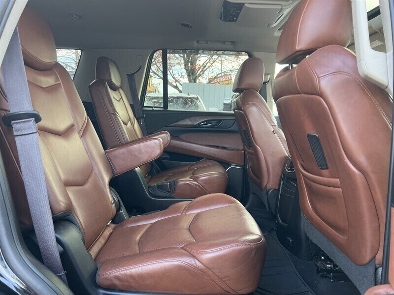 2017 Cadillac Escalade Luxury EcoTec3 6.2L V8 420hp, 4X4, Tow Hitch , 7 Seats, Leather Interior, Heat & Cool Seats, Moonroof, Parking Sensors, Navigation, Heads Up Display, Backup Camera, Rearview Mirror Cam, Running Boards. - Photo 14 - Milwaukie, OR 97267