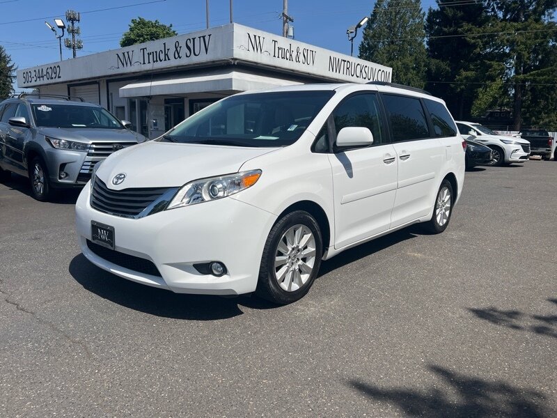 2014 Toyota Sienna XLE 7 Passenger  3.5 V6, AWD, All Wheel Drive, Heated Leather Seats, Moon Roof, DVD Player