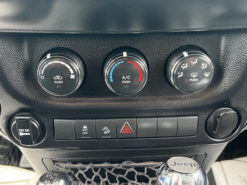 2015 Jeep Wrangler Sport 3.6L V6 285hp 260ft. lbs, Two Door, 4x4, Hard Top, Soft Top, Running Boards, Premium Wheels. - Photo 32 - Milwaukie, OR 97267