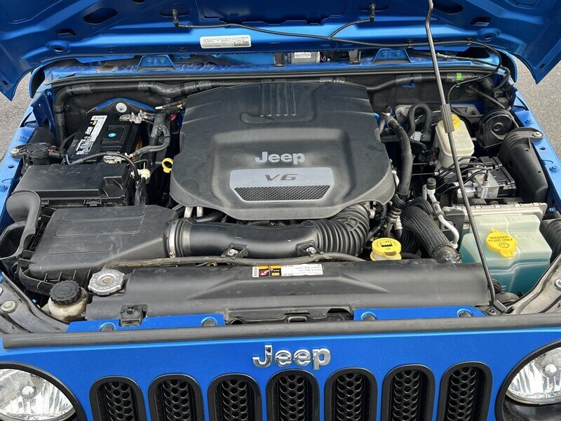 2015 Jeep Wrangler Sport 3.6L V6 285hp 260ft. lbs, Two Door, 4x4, Hard Top, Soft Top, Running Boards, Premium Wheels. - Photo 13 - Milwaukie, OR 97267