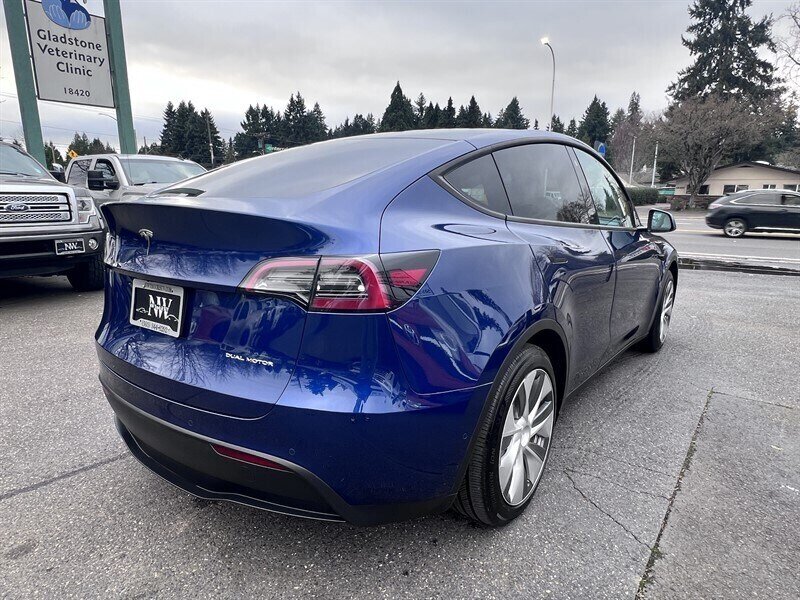 2022 Tesla Model Y Long Range Electric 346hp 389ft. lbs, AWD, Dual Motor, Backup Camera, Navigation, Leather Interior, White Interior, 3rd Row Seating. - Photo 6 - Milwaukie, OR 97267
