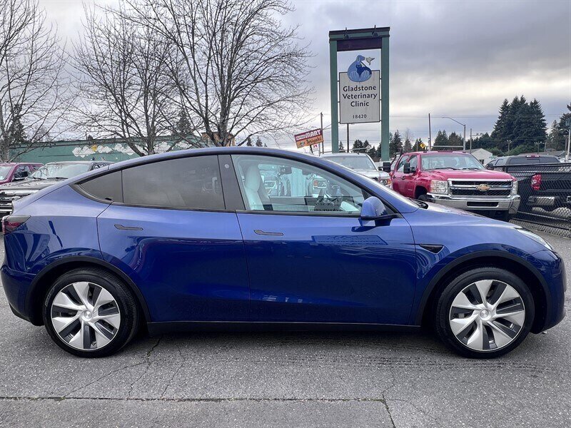 2022 Tesla Model Y Long Range Electric 346hp 389ft. lbs, AWD, Dual Motor, Backup Camera, Navigation, Leather Interior, White Interior, 3rd Row Seating. - Photo 4 - Milwaukie, OR 97267