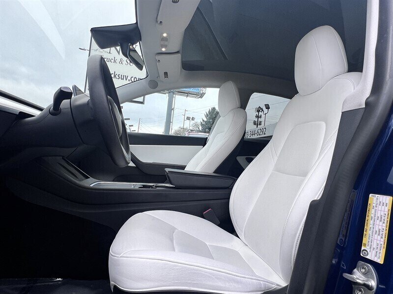 2022 Tesla Model Y Long Range Electric 346hp 389ft. lbs, AWD, Dual Motor, Backup Camera, Navigation, Leather Interior, White Interior, 3rd Row Seating. - Photo 21 - Milwaukie, OR 97267