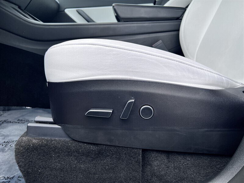 2022 Tesla Model Y Long Range Electric 346hp 389ft. lbs, AWD, Dual Motor, Backup Camera, Navigation, Leather Interior, White Interior, 3rd Row Seating. - Photo 35 - Milwaukie, OR 97267