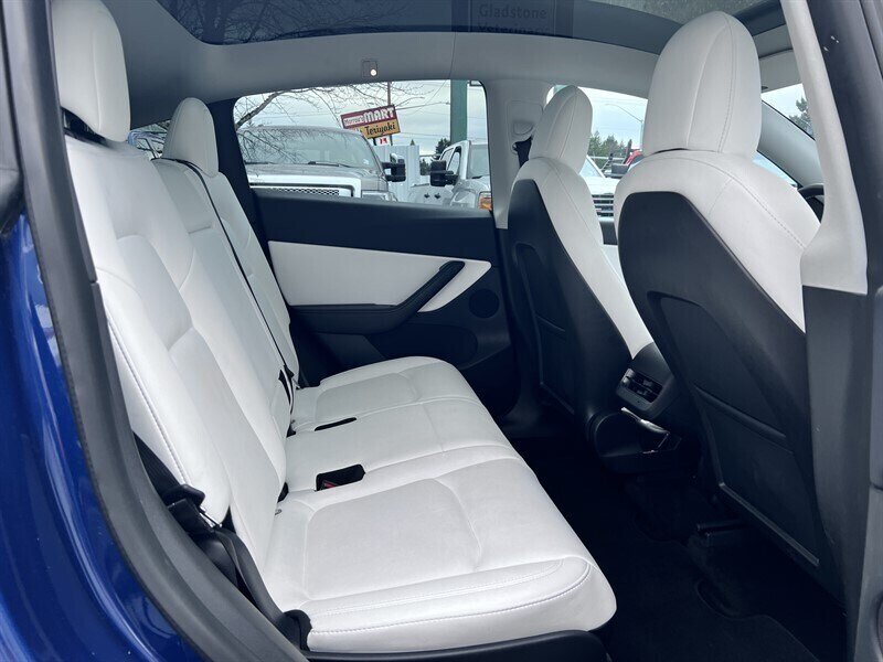 2022 Tesla Model Y Long Range Electric 346hp 389ft. lbs, AWD, Dual Motor, Backup Camera, Navigation, Leather Interior, White Interior, 3rd Row Seating. - Photo 20 - Milwaukie, OR 97267