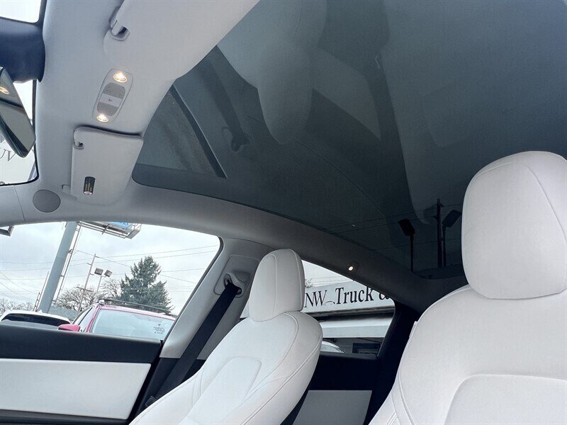 2022 Tesla Model Y Long Range Electric 346hp 389ft. lbs, AWD, Dual Motor, Backup Camera, Navigation, Leather Interior, White Interior, 3rd Row Seating. - Photo 30 - Milwaukie, OR 97267
