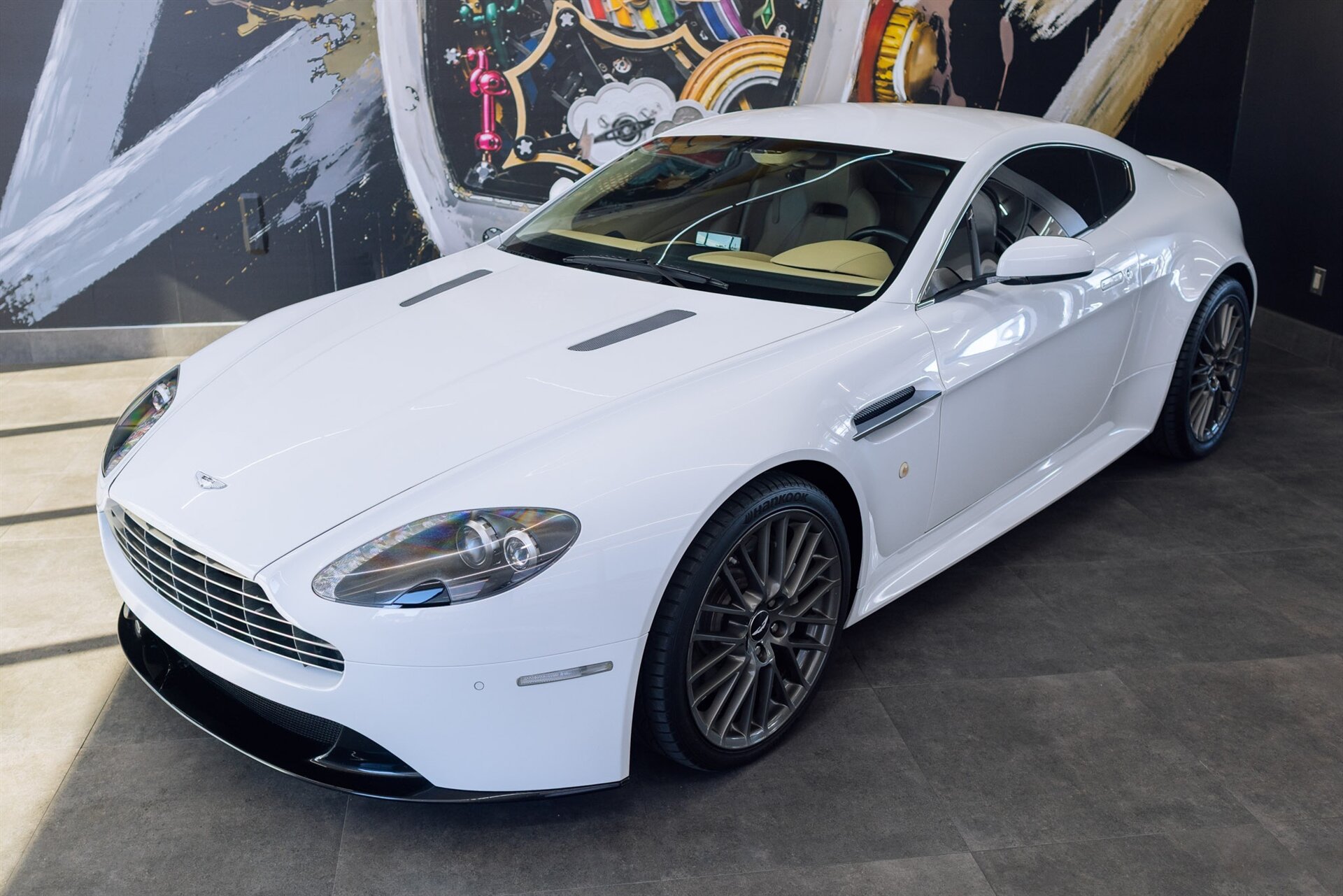 2009 Aston Martin V8 Vantage   - Photo 1 - Costa Mesa, CA 92627