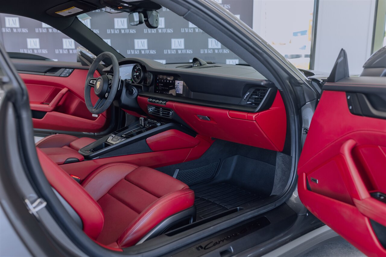 2024 Porsche 911 GTS - Photo 38