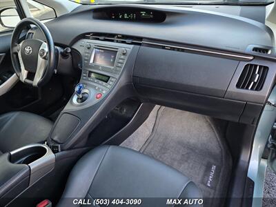 2015 Toyota Prius Three   - Photo 2 - Portland, OR 97211