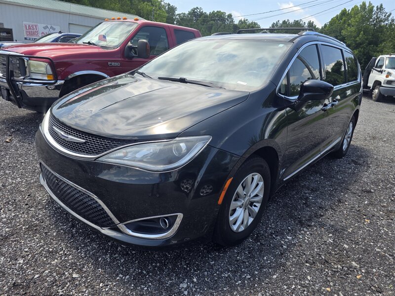 2019 Chrysler Pacifica Touring L   - Photo 1 - Waverly, TN 37185