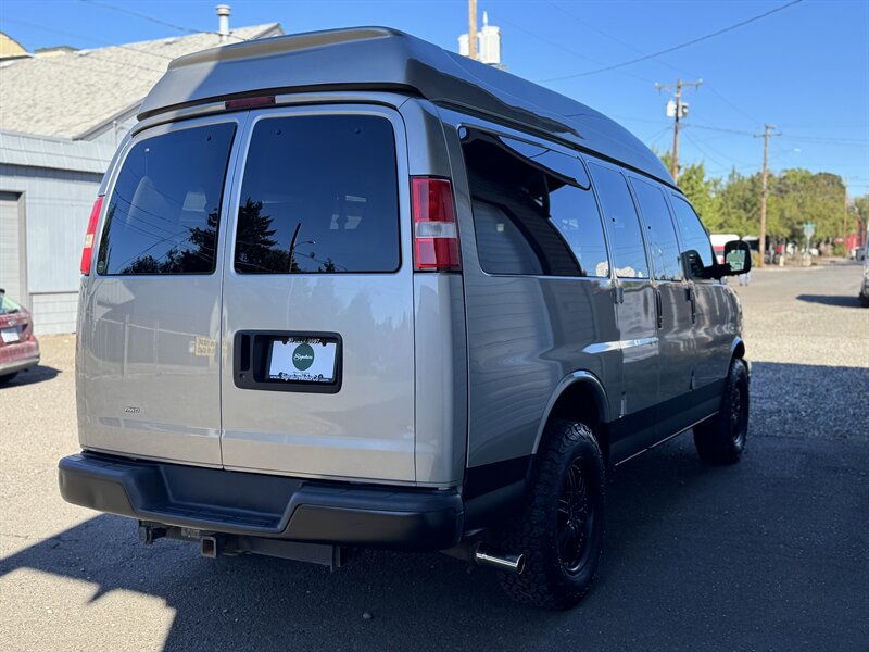 2004 Chevrolet Express 1500 photo 2
