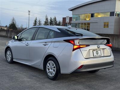 2019 Toyota Prius LE   - Photo 3 - Gresham, OR 97030