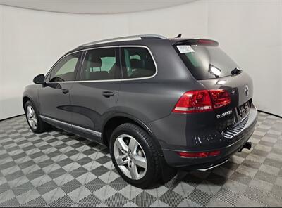 2012 Volkswagen Touareg TDI Sport  Lux - Photo 2 - Gresham, OR 97030