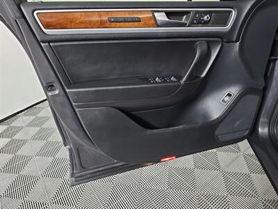 2012 Volkswagen Touareg TDI Sport  Lux - Photo 12 - Gresham, OR 97030