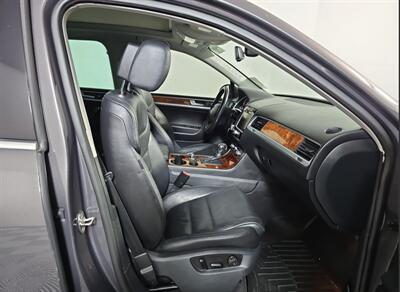 2012 Volkswagen Touareg TDI Sport  Lux - Photo 8 - Gresham, OR 97030