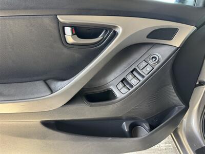 2012 Hyundai Elantra Limited - Photo 25 - Gresham, OR 97030