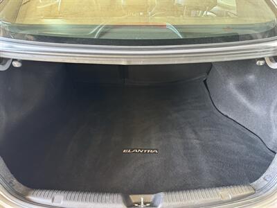 2012 Hyundai Elantra Limited - Photo 18 - Gresham, OR 97030