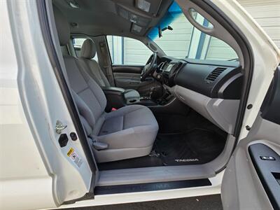 2015 Toyota Tacoma   - Photo 21 - Chesterfield, MO 63005