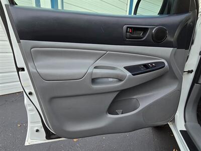 2015 Toyota Tacoma   - Photo 14 - Chesterfield, MO 63005