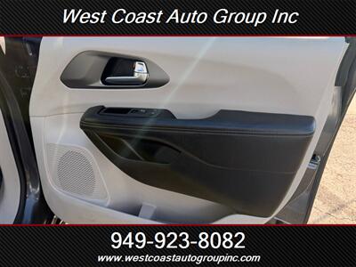 2022 Chrysler Pacifica Touring L   - Photo 21 - Costa Mesa, CA 92626