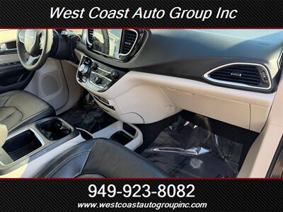2022 Chrysler Pacifica Touring L   - Photo 15 - Costa Mesa, CA 92626