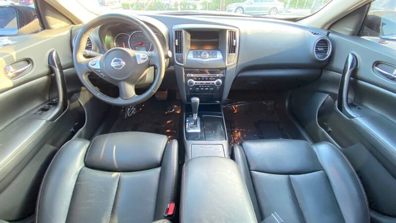 2010 Nissan Maxima SV photo 2