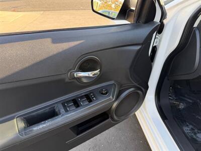 2010 Dodge Avenger SXT   - Photo 13 - Costa Mesa, CA 92626