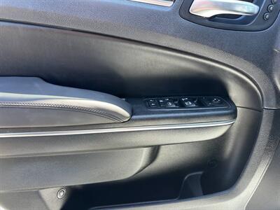 2016 Chrysler 300C   - Photo 12 - Costa Mesa, CA 92626