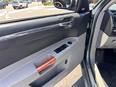 2006 Chrysler 300C   - Photo 11 - Costa Mesa, CA 92626