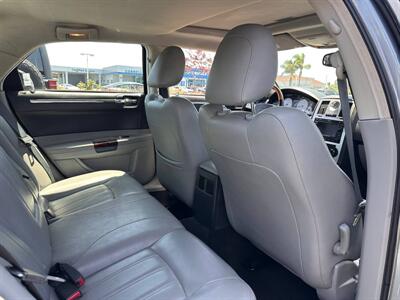 2006 Chrysler 300C   - Photo 8 - Costa Mesa, CA 92626