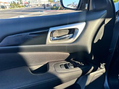 2017 Nissan Pathfinder S   - Photo 14 - Costa Mesa, CA 92626