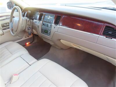 2005 Lincoln Town Car Signature   - Photo 9 - Costa Mesa, CA 92626