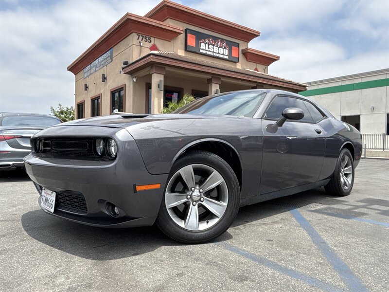 2015 Dodge Challenger SXT's photo