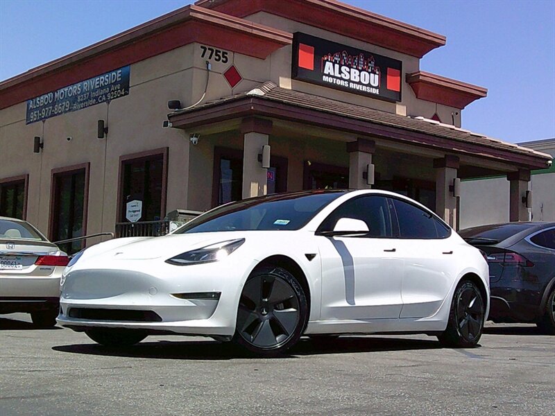 2021 Tesla Model 3 Standard Range Plus's photo