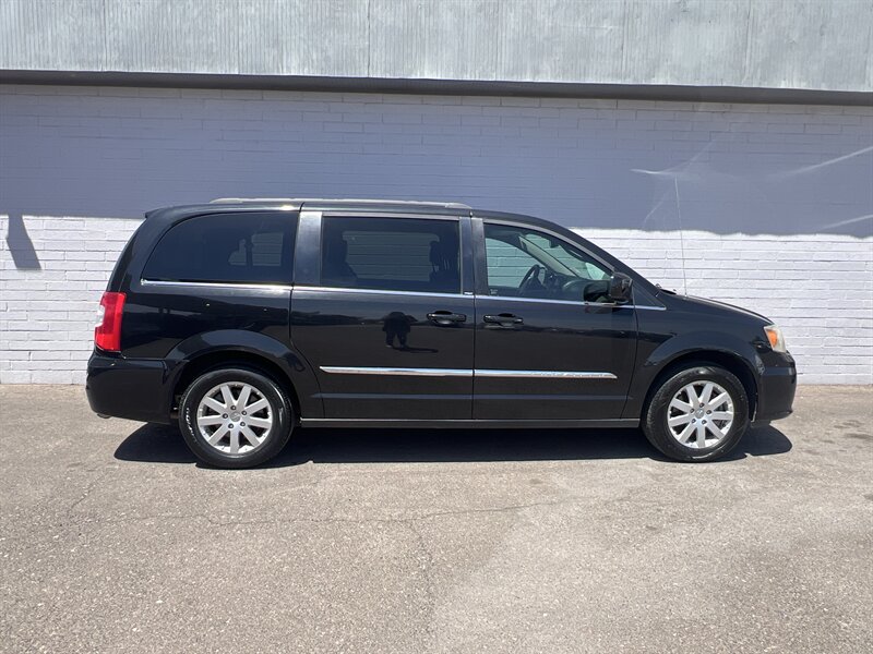 2014 Chrysler Town & Country Touring's photo