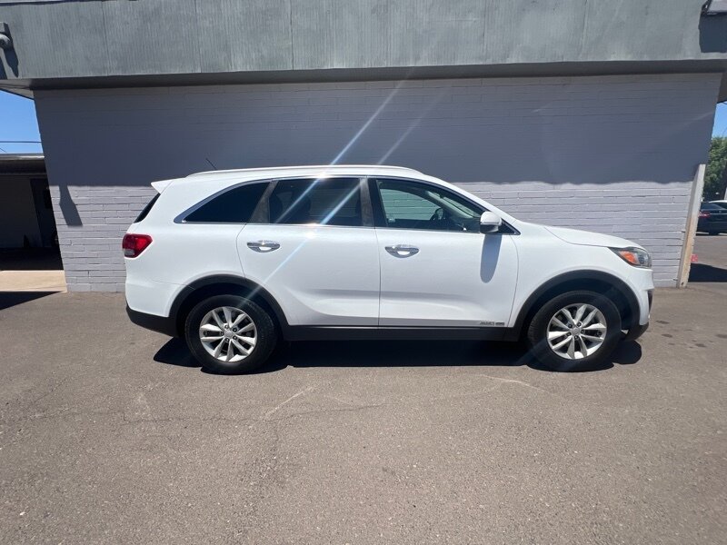 2017 Kia Sorento LX V6 - Photo 1 - Phoenix, AZ 85009