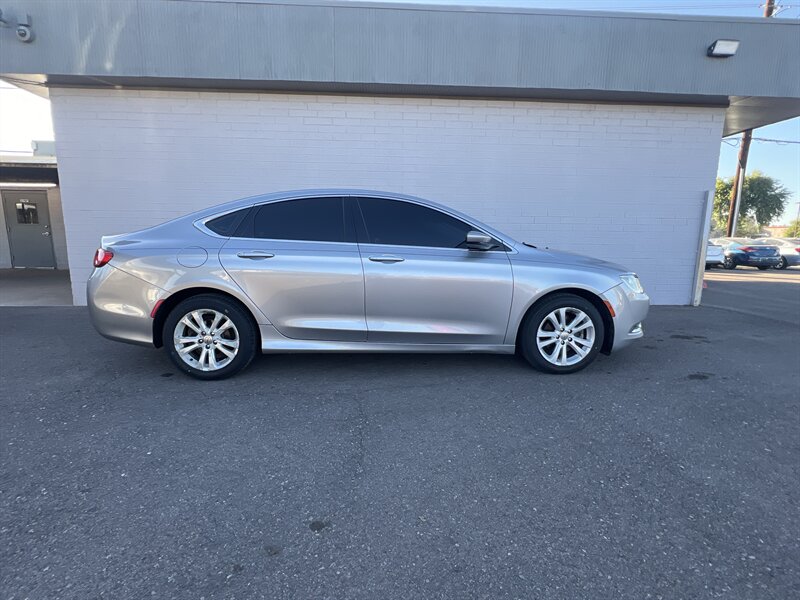 2015 Chrysler 200 Limited   - Photo 1 - Phoenix, AZ 85009