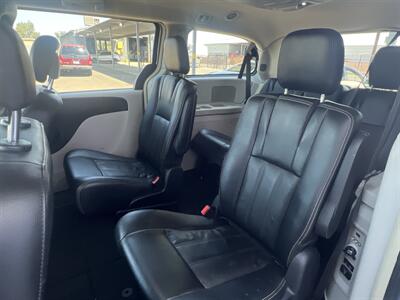 2016 Chrysler Town & Country Touring - Photo 6 - Phoenix, AZ 85009