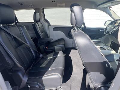 2016 Chrysler Town & Country Touring - Photo 6 - Phoenix, AZ 85009