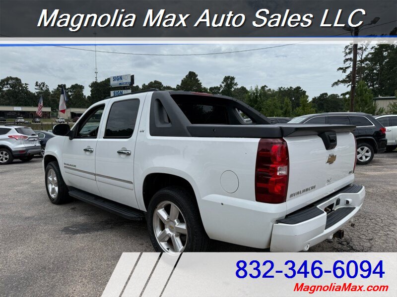 2009 Chevrolet Avalanche LTZ - Photo 2 - Magnolia, TX 77355