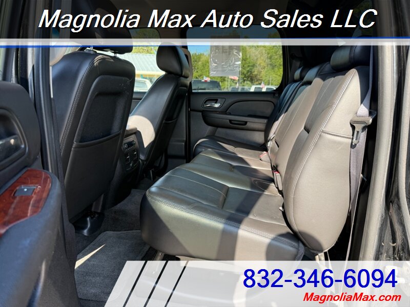 2011 Chevrolet Avalanche LT - Photo 9 - Magnolia, TX 77355