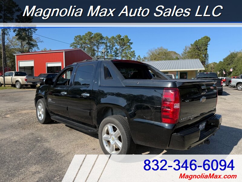 2011 Chevrolet Avalanche LT - Photo 2 - Magnolia, TX 77355