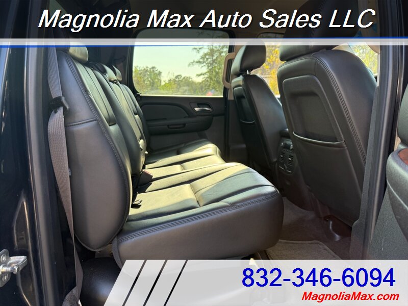 2011 Chevrolet Avalanche LT - Photo 7 - Magnolia, TX 77355